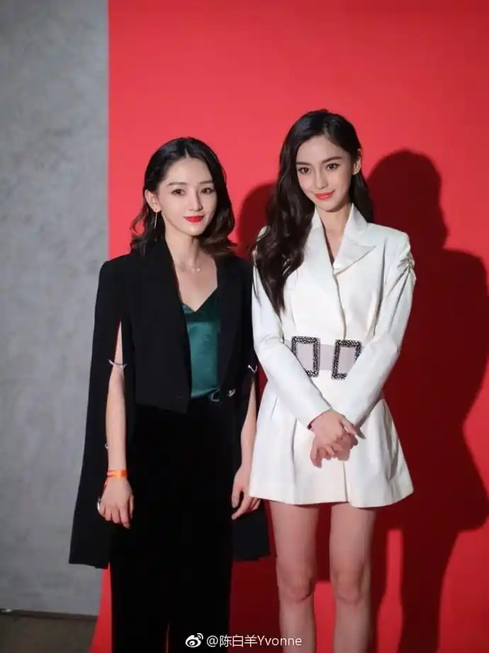 当天,也有网红参与活动,还跟baby合影了.你觉得谁赢了?