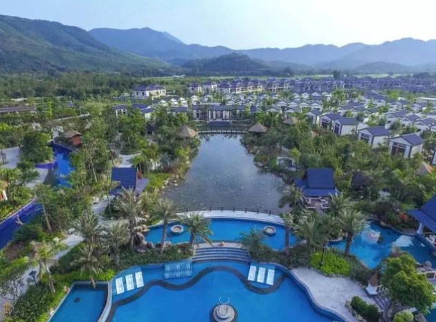 左转直行5公里→调头直行500米→右转直行10公里→水底山温泉庄园