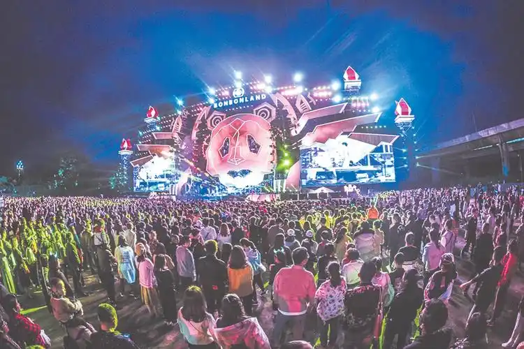 今年西部音乐节期间,超过10万名游客涌进现场