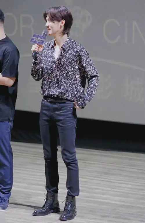 鹿晗星星衬衫搭休闲裤出席活动,身材比例惊艳,留长短发更帅了