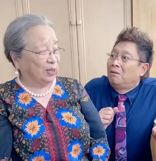 回顾容嬷嬷李明启:11岁丧父当过清洁工,平凡丈夫是她有力的支撑