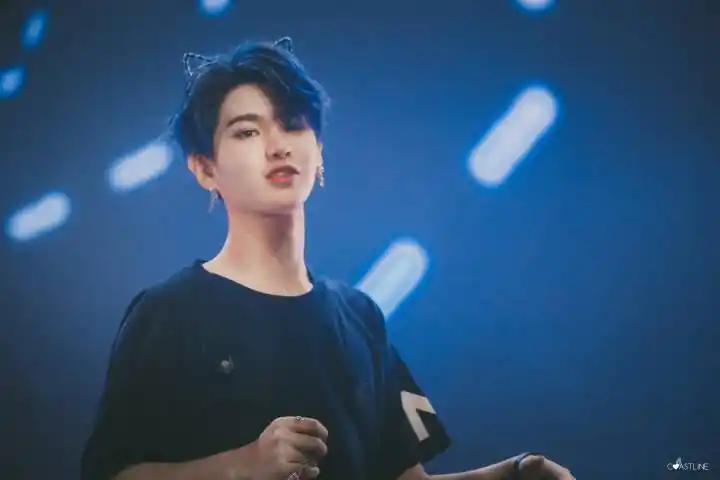 黄明昊justin蓝发