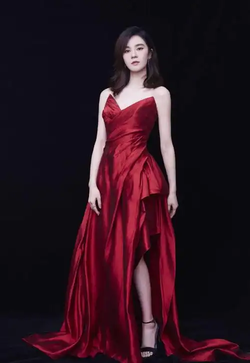 抹胸多了一丝性感意味,郁可唯穿的这件礼服,领口中间增加了v型的