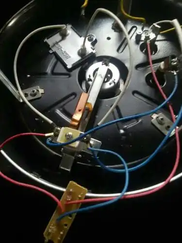 请问电饭锅的指示灯不亮了,但是好像还可以正常工作,我看了下指示灯没