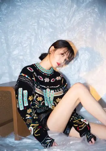 李溪芮穿10cm短裤秀腿,大胆露腿,网友:还敢更短点吗?