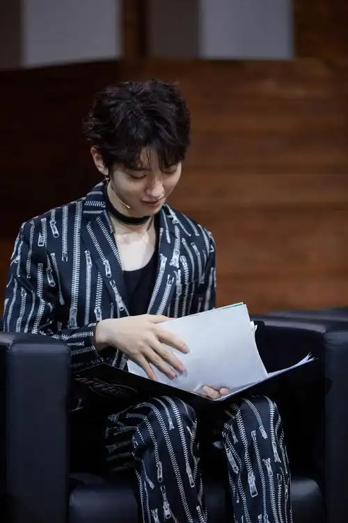 [消息]王俊凯《我们的乐队》剧照公开 西装造型衬托英气少年感