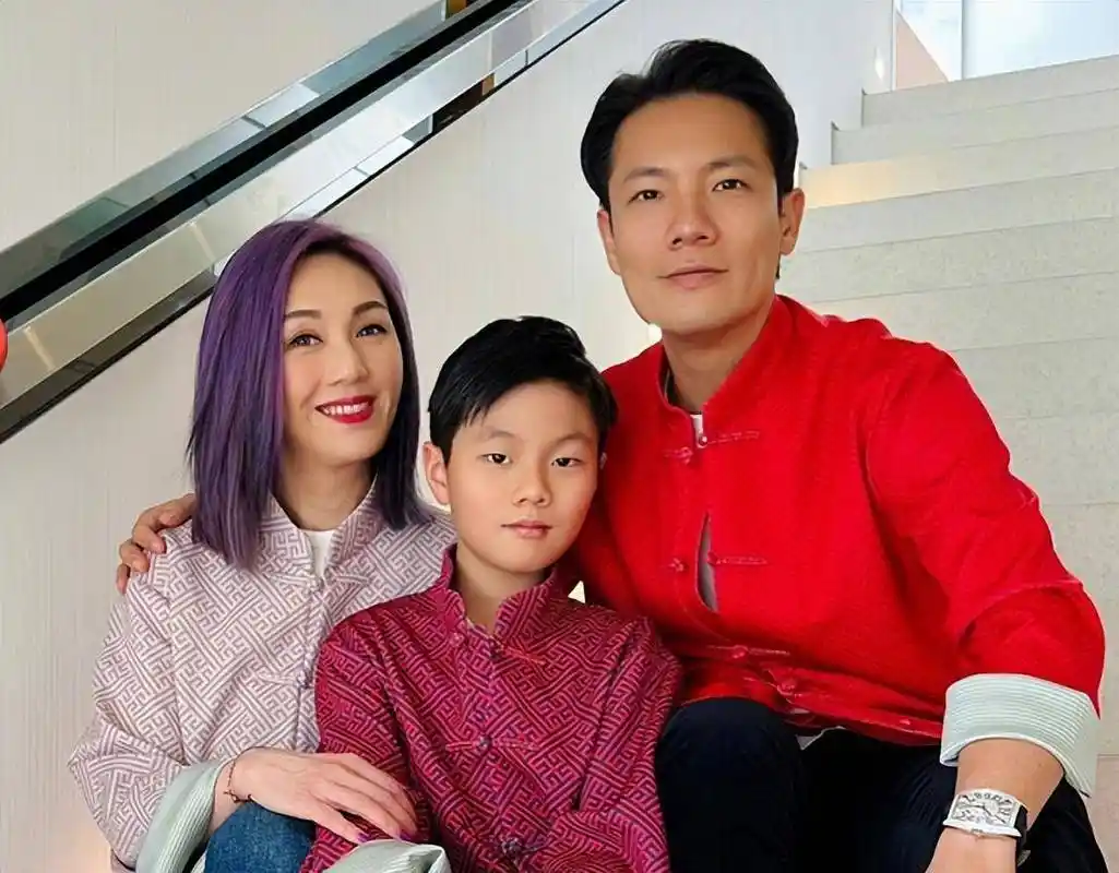 杨千嬅过年期间闲不住,与老公丁子高一起锻炼,肤白貌美身材苗条