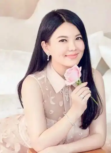 李湘一家3口现身香港14岁王诗龄落落大方王岳伦变瘦似少年