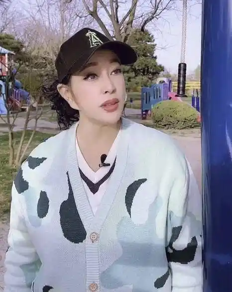 刘晓庆近照被指像佛祖,皮肤白美精神好,耳朵和眉毛却显怪异_运动_网友