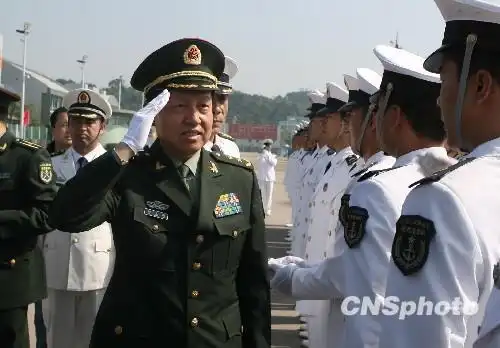 十一月二十五日,人民解放军驻港部队政委刘良凯中将,出席在昂船洲基地