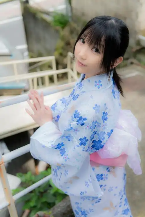 c84莲妹无下限诱惑写真 该死的创口贴谁去扯掉