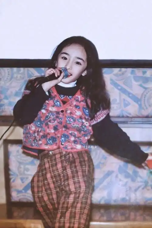 杨幂初中时期无人暗恋,看她初三的毕业照,网友这模样谁敢追