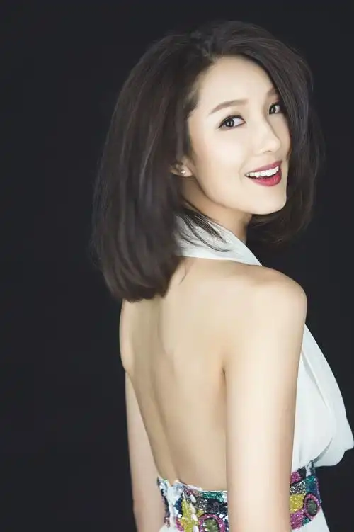 李亚男美貌与智慧的化身出任"半夏的纪念"典礼嘉宾