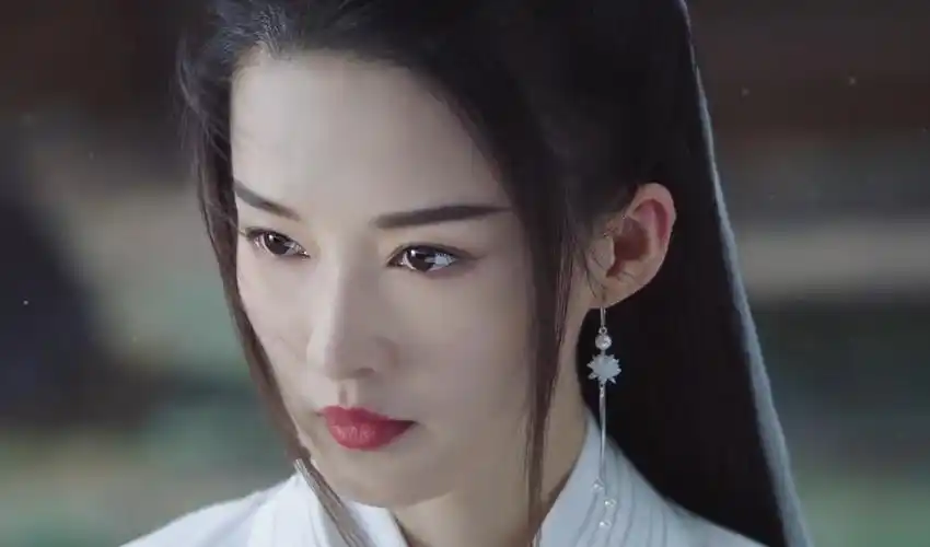 但这次李沁代言了《梦幻新诛仙》手游不仅饰演了陆雪琪,也饰演了碧瑶