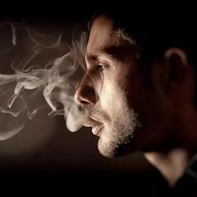 成熟男人抽烟头像很社会的大叔