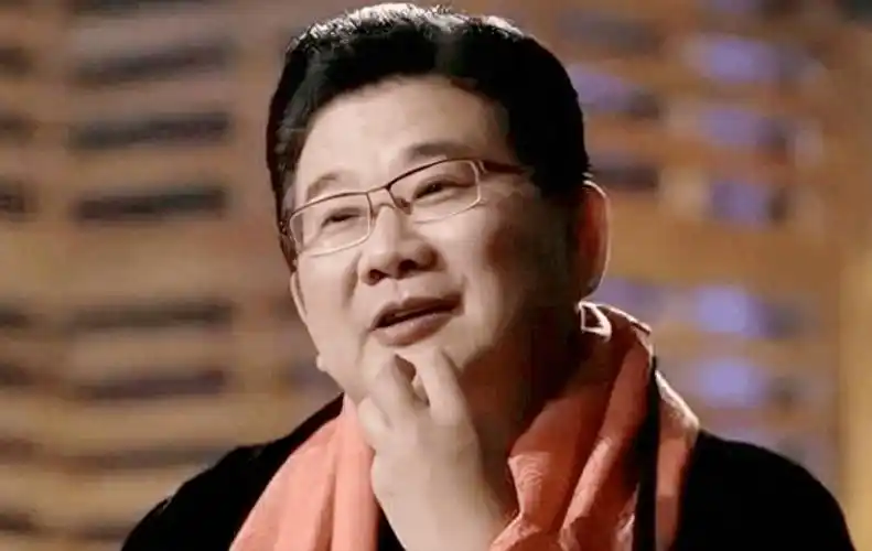 回顾:从"上海第一主持人"沦为笑柄,曹可凡做了什么?