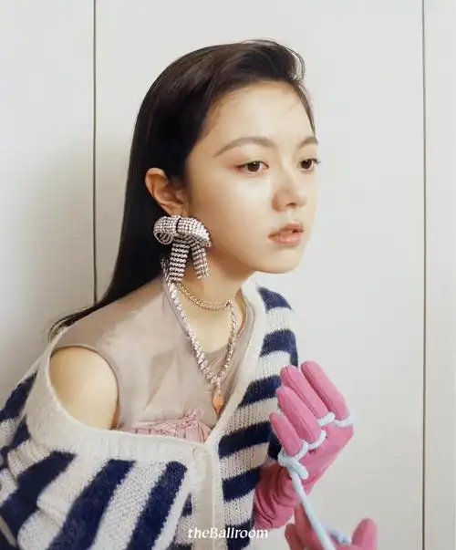 赵今麦theballroom四月刊双封面