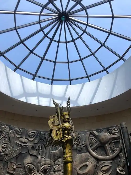 大立人像 三星堆