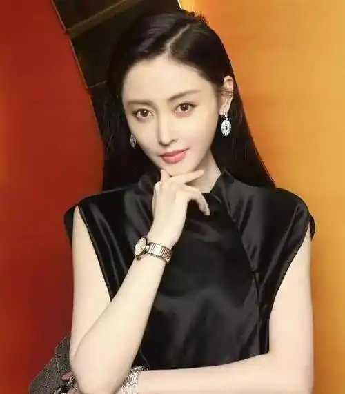 此前,张天爱还受邀参加了综艺《奔跑吧兄弟》,与郭麒麟同期参加,节目