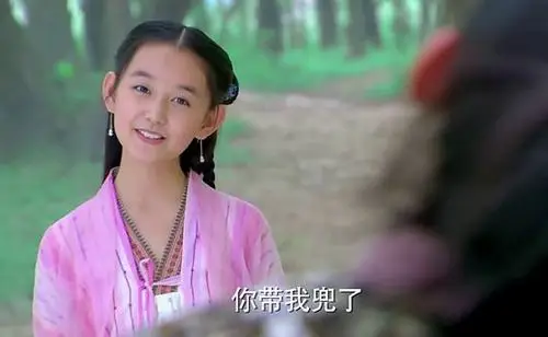 "小郭芙"蒋依依晒搞怪毕业照 扎麻花辫超可爱