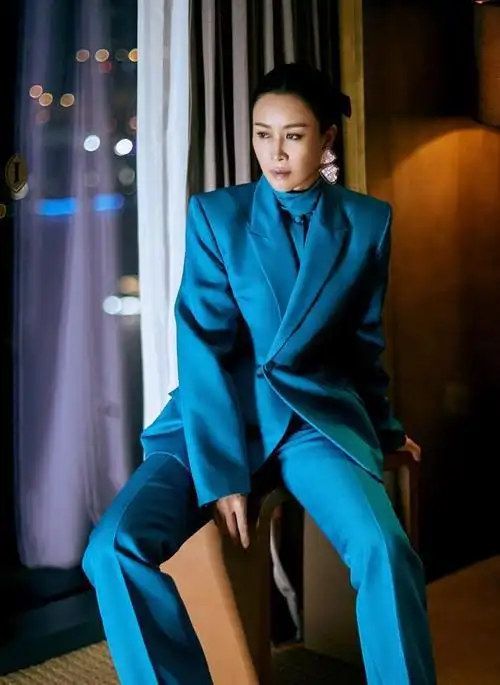 52岁那英穿西装真美,孔雀蓝西装配丸子头时髦减龄,哪像年过半百