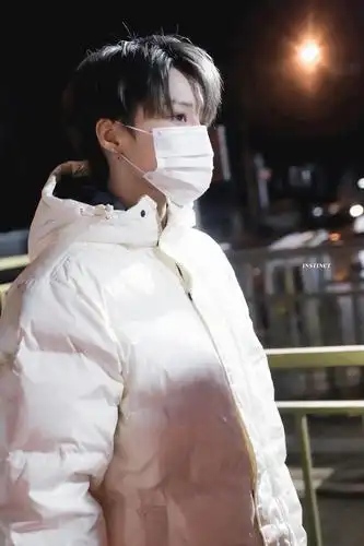 刘雨昕现身央视春晚联排白色系好漂亮已经准备好看舞台了