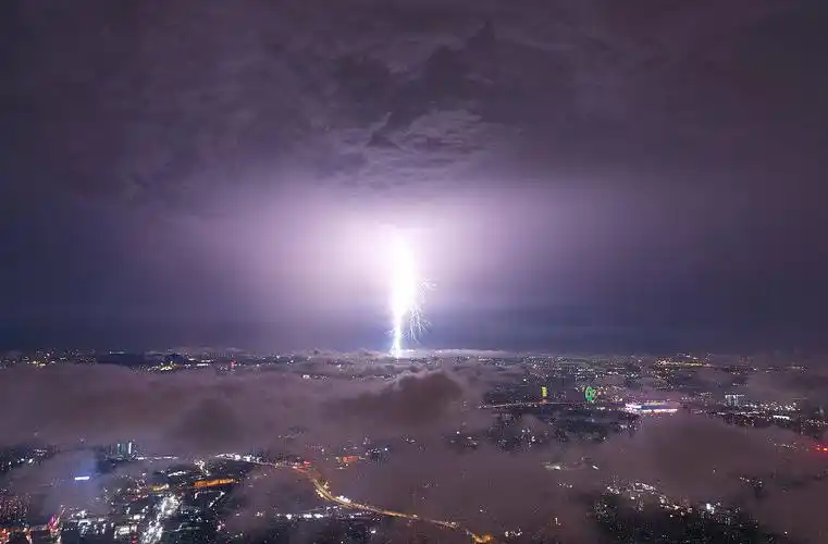 2021年7月16日,广州迎来雷暴天气,天空中闪电大作.
