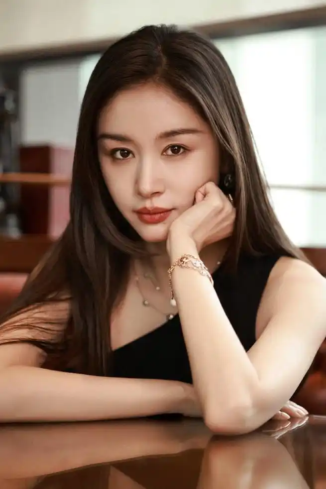 王子文儿子帅到认不出!年纪不大气质沉稳,仍然未见生父身影