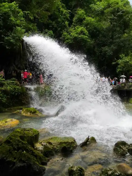 断崖瀑布是从山上的一凸出处向下倾泻而出,一股巨大的水流在空中越过