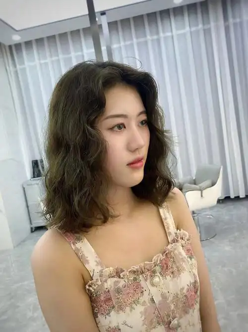 中长发烫发发型推荐蛋卷头木马卷法式可以暴增发量的法式慵懒烫发