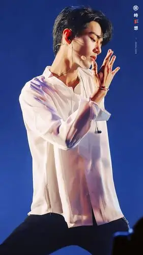 肖战 白衬衫