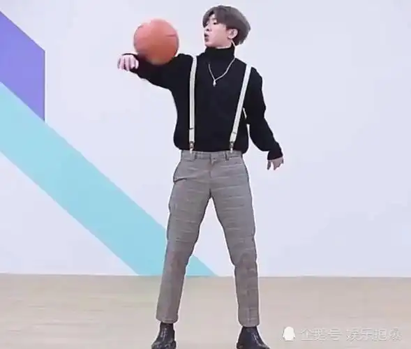 蔡徐坤时隔两年打篮球,姿势标准胜从前,网友:破梗纯靠同行衬托|蔡徐坤