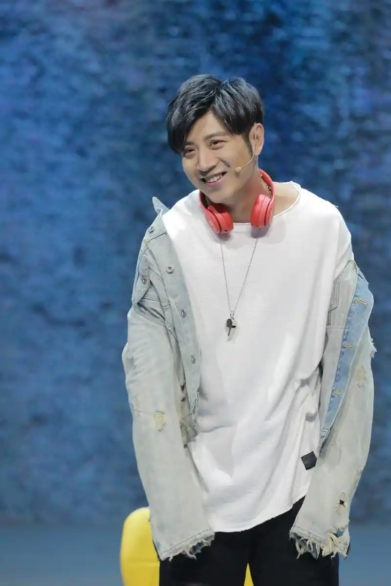 笑声高晓攀变时髦00后大兵再搬五年压箱之作