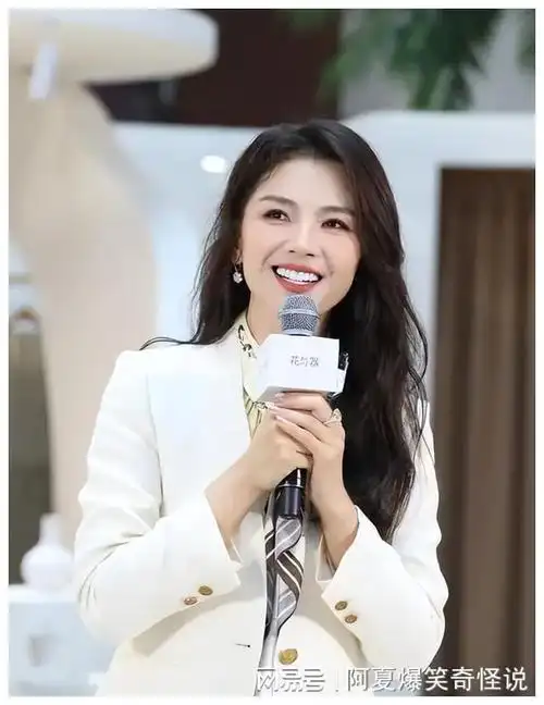 刘涛故意走光?事件引起热议,网友:为啥明星的衣服质量那么差?