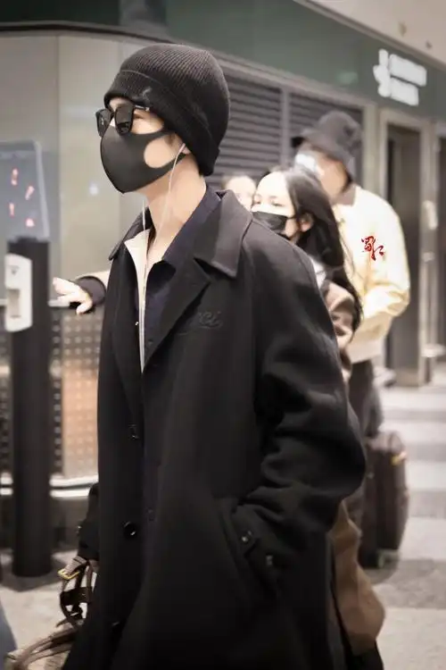 神秘风华的东方巨星,在线诠释走路带风的模样…@x玖少年团肖战daytoy