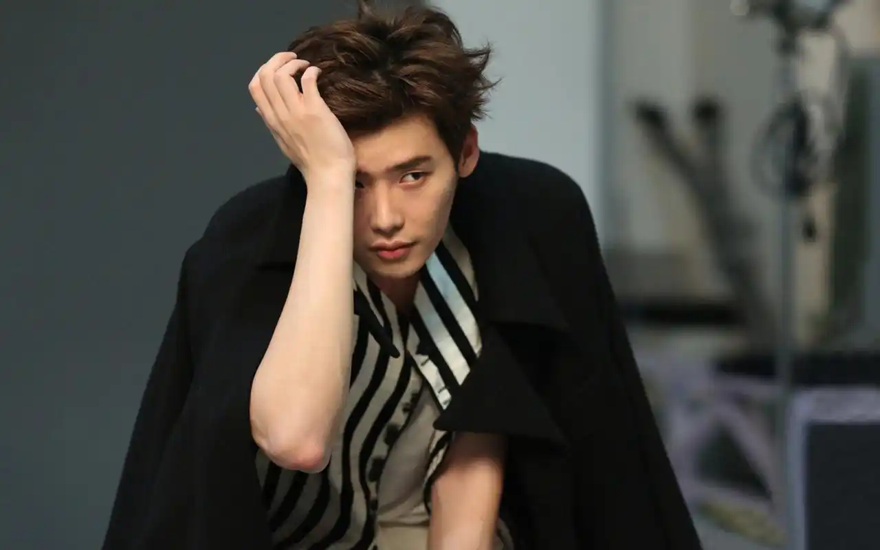 韩国长腿帅哥李钟硕高清电脑桌面壁纸下载