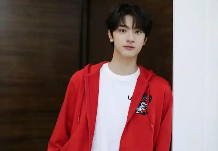 凭颜值吸粉无数,与胡歌同公司,25岁的林一终于要火了!_腾讯新闻