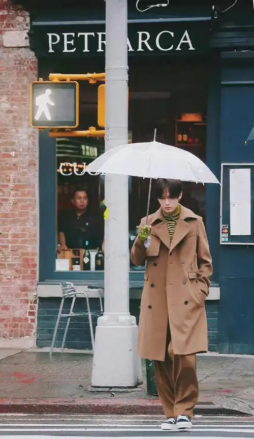 林彦俊氛围感大衣背影写真##林彦俊晒背影随拍