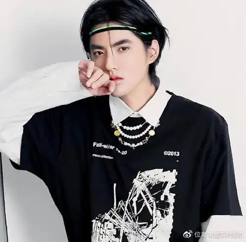 吴亦凡颜值遭质疑?初中旧照曝光引争议,又黑又壮和现在完全不像