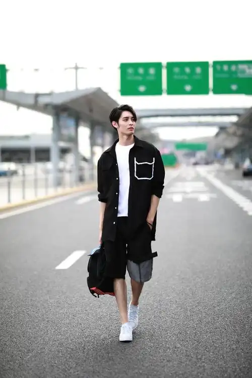 曹佑宁时尚街拍曝光 黑白潮范儿魅力十足