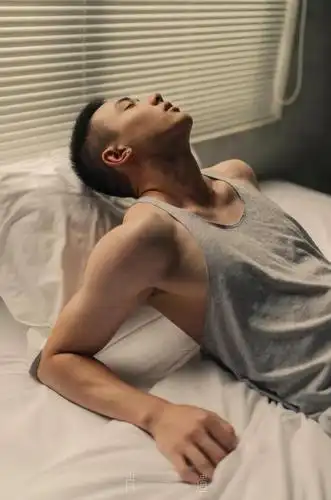 奶凶寸头田径体育生,被这个超帅腹肌小奶狗的写真治愈了!