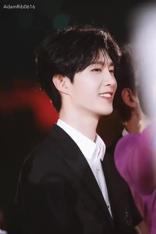 如玉山上行,光映照人——范丞丞笑容合集