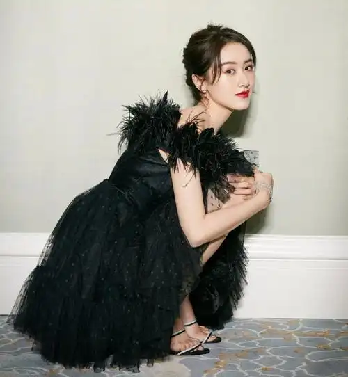 袁冰妍身穿黑色吊带裙,优雅迷人!