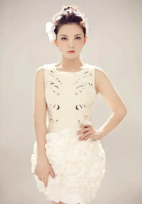 李湘最新唯美大片素朵白裙轻诉秋日私语