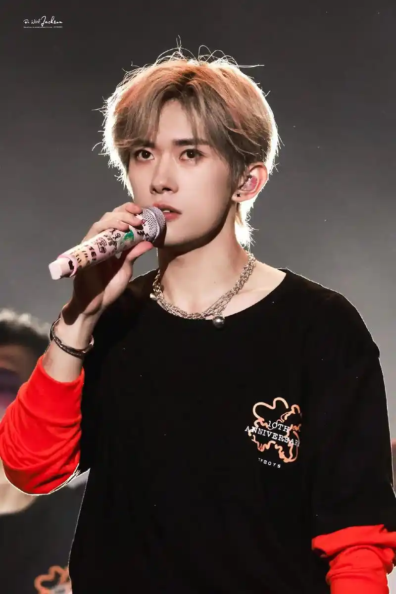 一张怎么够.#一人一张易烊千玺帅照 - 抖音