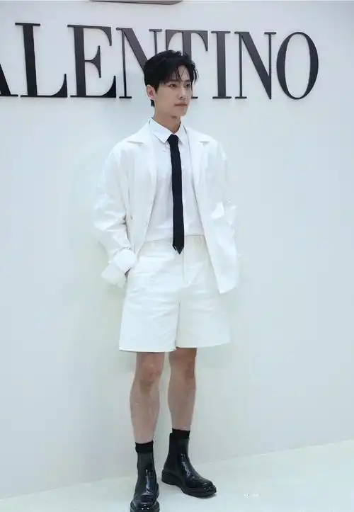 杨洋亮相valertino品牌新店开幕活动,首穿2024春夏男装系列