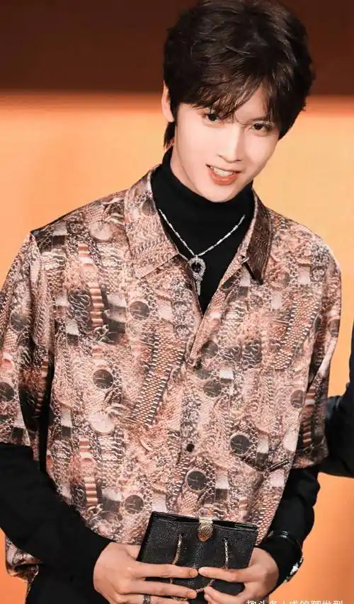 原创陈宥维日系卷发真帅气条纹t恤休闲又时尚禁欲感少年气兼具