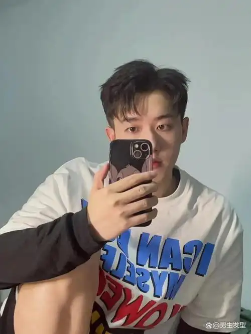 男生夏天不要只会剪"寸头",今年试试这3款发型,阳光又帅气