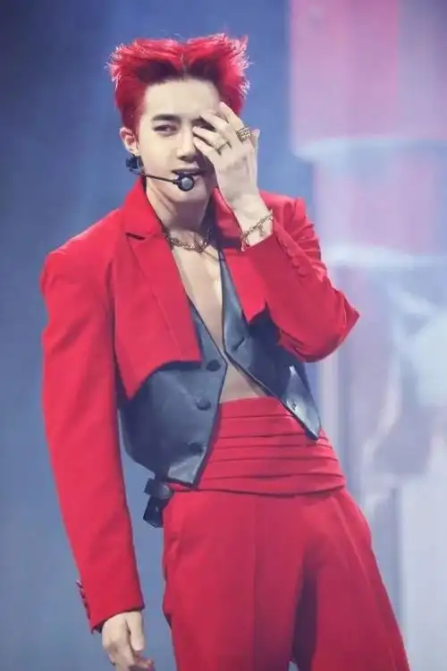 再一次惊现俊勉的腹肌98989898哈哈哈哈哈灿烈比里兜高出一截