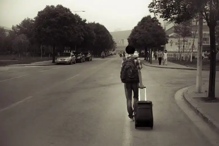 又到一年毕业季,时间模糊了你的背影前路模糊了你的视线.